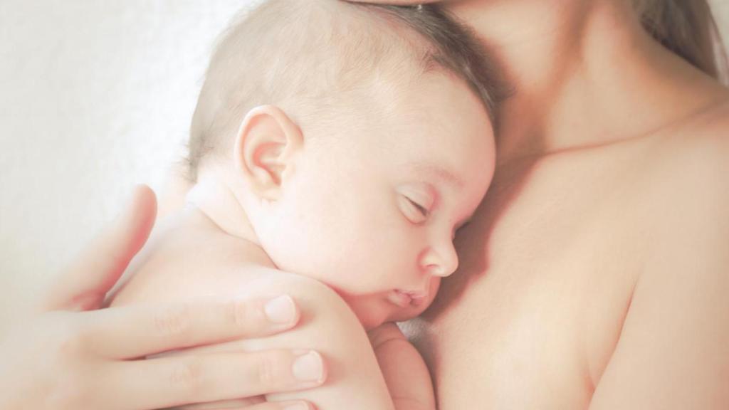 El contacto piel con piel es importante para los bebés ingresados.