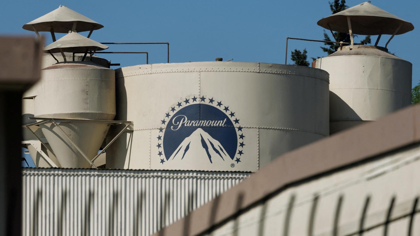 El logotipo de Paramount luce en una estructura en el estudio Paramount en Hollywood, Los Ángeles.