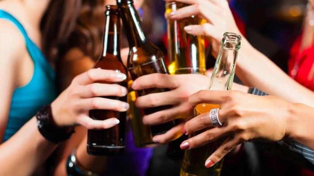arias jóvenes brindan con alcohol, cuyo consumo se ha disparado en los últimos años en Barcelona.