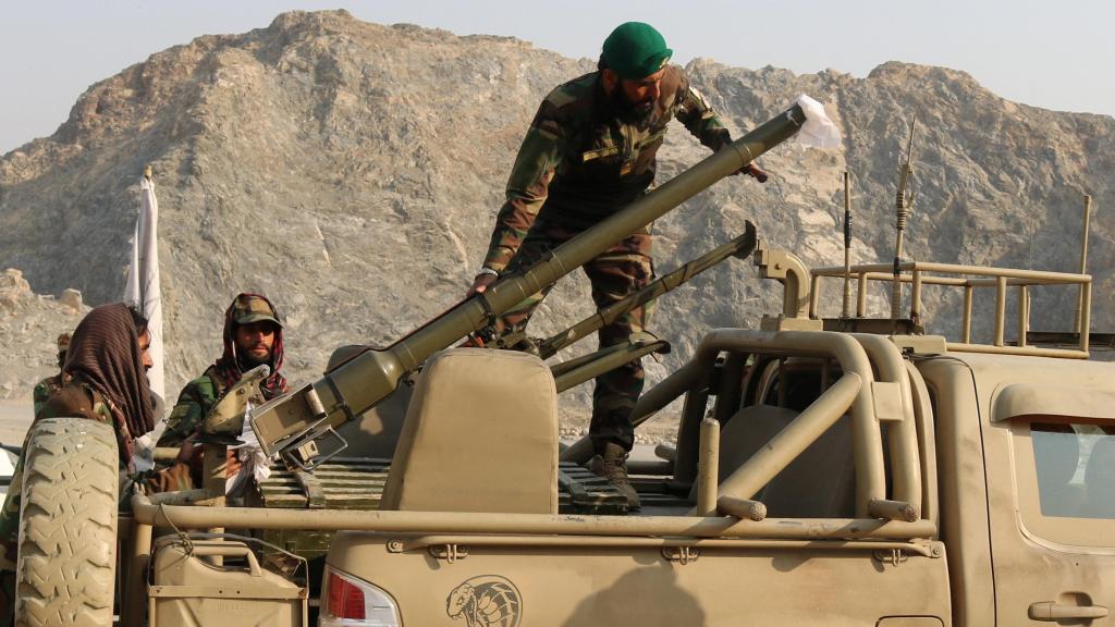 Soldados afganos preparan un mortero para responder al ataque de Pakistán.