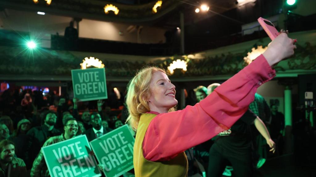 Hannah Spencer, la candidata de los Verdes, celebra su victoria este jueves en Manchester.