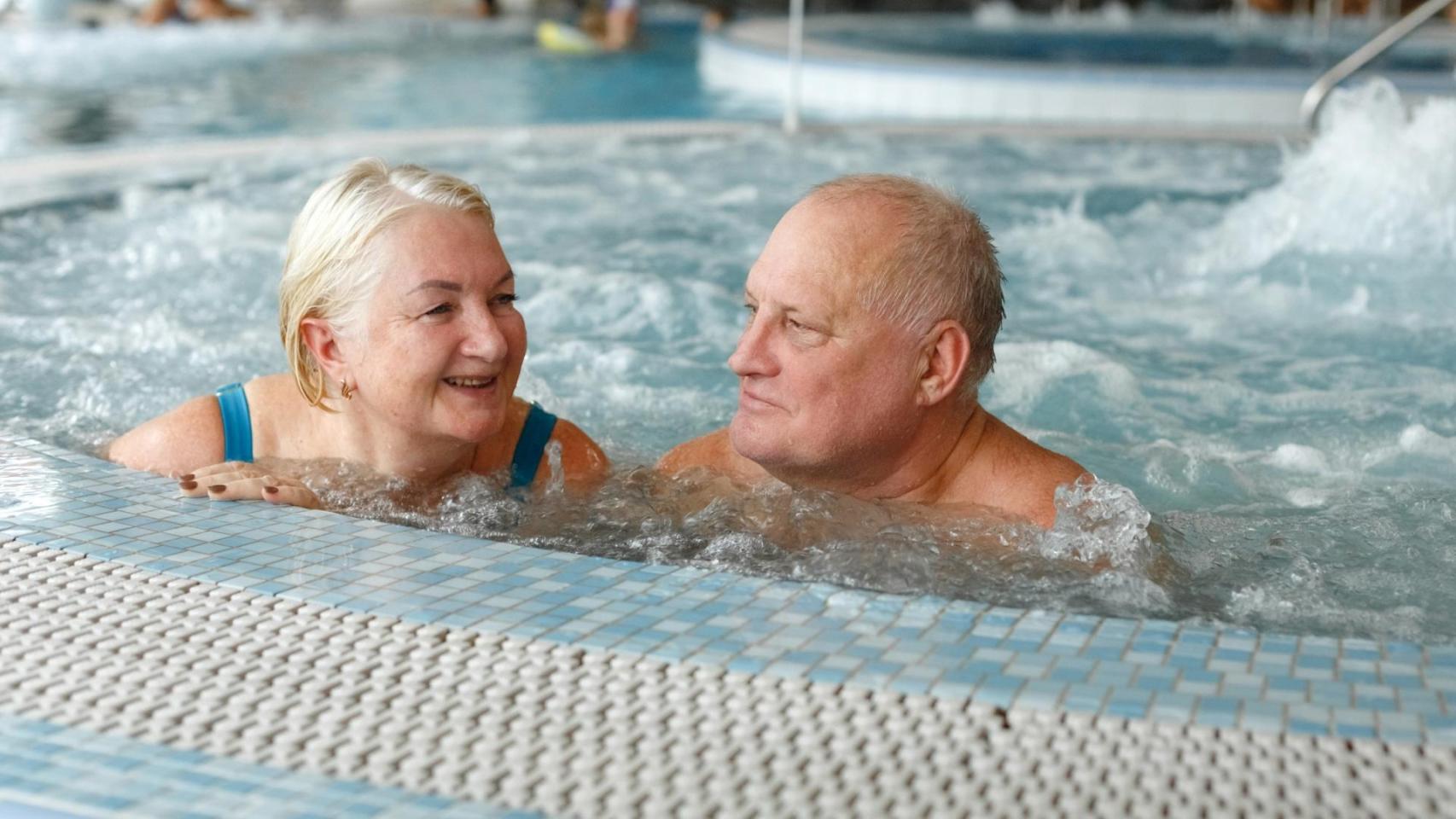 Dos personas mayores en un balneario