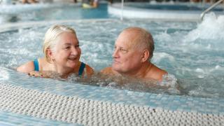 Dos personas mayores en un balneario