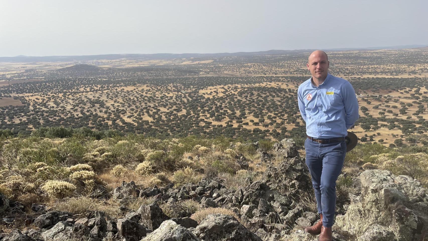 Joe David, CEO de la australiana Elementos, ante los terrenos del proyecto Oropesa.
