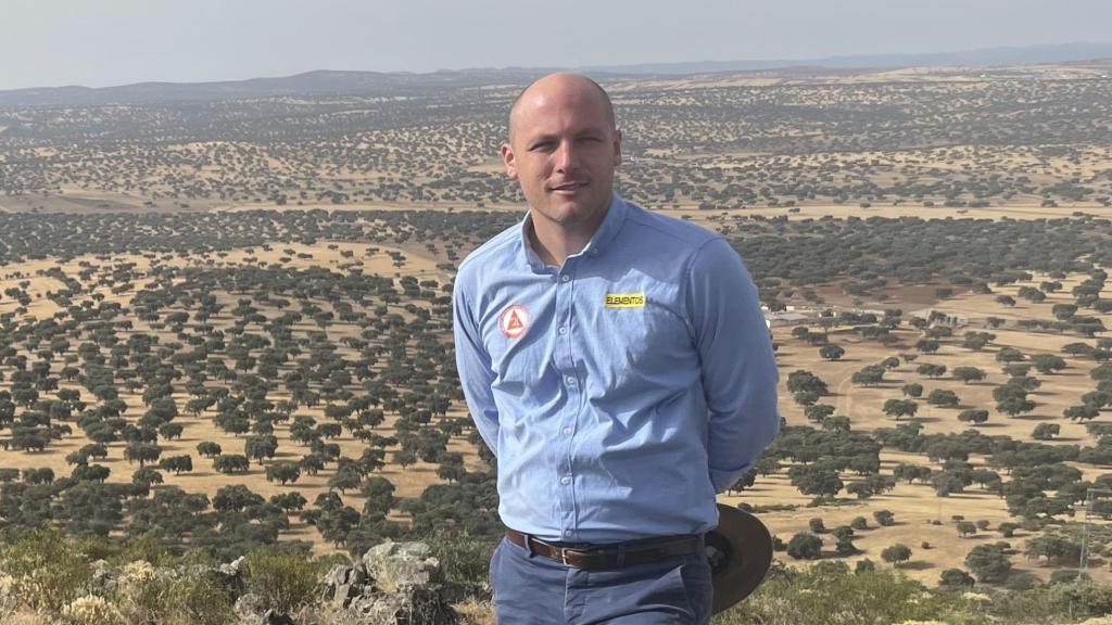 Joe David, CEO de Elementos, ante los terrenos en los que se desarrollará el proyecto Oropesa.