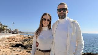 Tatiana y Adrián, en el Paseo Juan Aparicio de Torrevieja.
