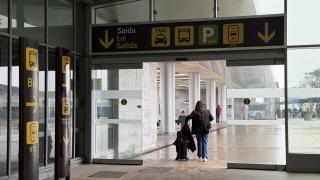 Salida hacia los taxis en Alvedro.