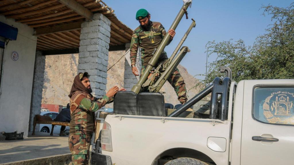 Soldados talibanes cargan un lanzacohetes en la zona fronteriza con Pakistán de Torkham