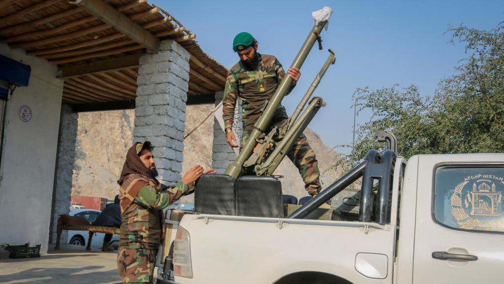 Soldados talibanes cargan un lanzacohetes en la zona fronteriza con Pakistán de Torkham