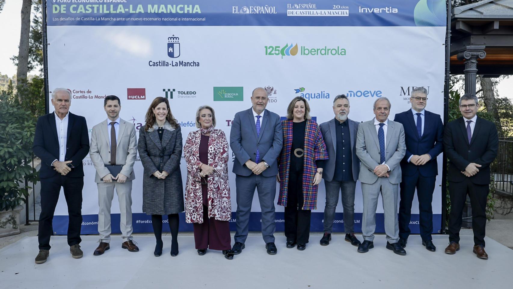El vicepresidente primero del Gobierno regional, José Luis Martínez Guijarro, y la consejera de Economía, Empresas y Empleo, Patricia Franco, protagonizarán la segunda jornada del evento; a su llegada han posado con la presidenta ejecutiva y el director general de EL ESPAÑOL de Castilla-La Mancha, Esther Esteban y César García Serrano, respectivamente.