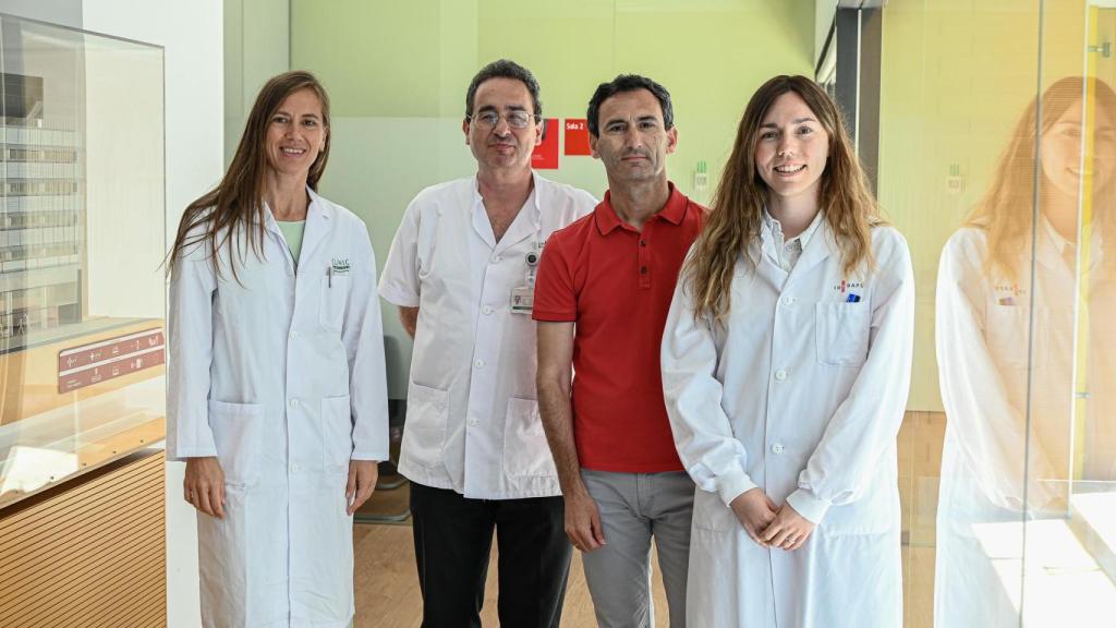 De izquierda a derecha: la Dra. Nela Klein-González y el Dr. Manel Juan (autores de correspondencia del artículo), el Dr. Claudio Santos (CEO de Gyala Therapeutics) y la Dra. Lorena Pérez (primera autora del estudio).