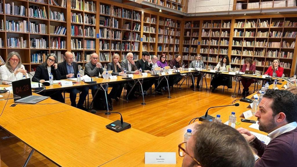 El contrato del agua de Santiago decae en el pleno pese al acuerdo previo de la comisión
