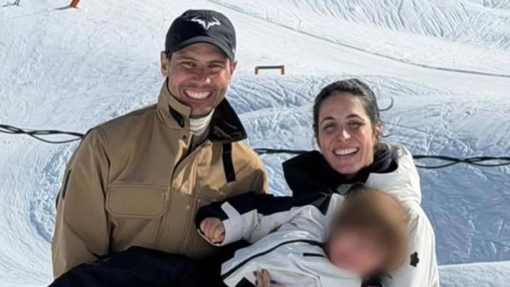Rafa Nadal, su mujer Mery Perelló y su hijo esquiando en Baqueira