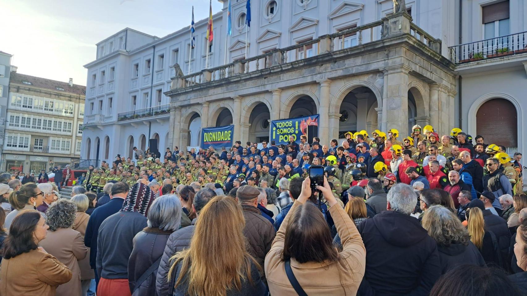 Concentración a las puertas del Ayuntamiento de Ferrol
