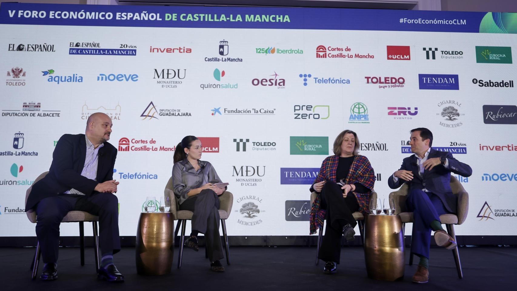De izquierda a derecha: Hans Paul Thyssen, CFO de Sumitomo; Alba Pérez, redactora de EL ESPAÑOL-Invertia; Patricia Franco, consejera de Economía, Empresas y Empleo de la Junta de Comunidades de Castilla-La Mancha y Pablo de Regoyos, responsable de Iberdrola Smart Mobility Empresas y AAPP.