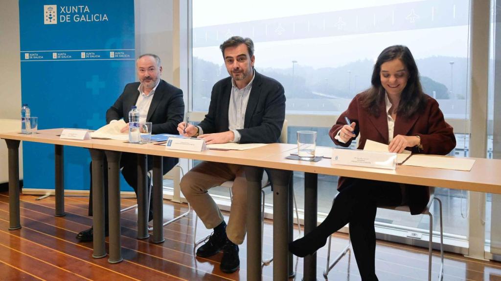 El alcalde y la alcaldesa de Culleredo y A Coruña, con el vicepresidente de la Xunta en el medio, este viernes en el aeropuerto de Alvedro.