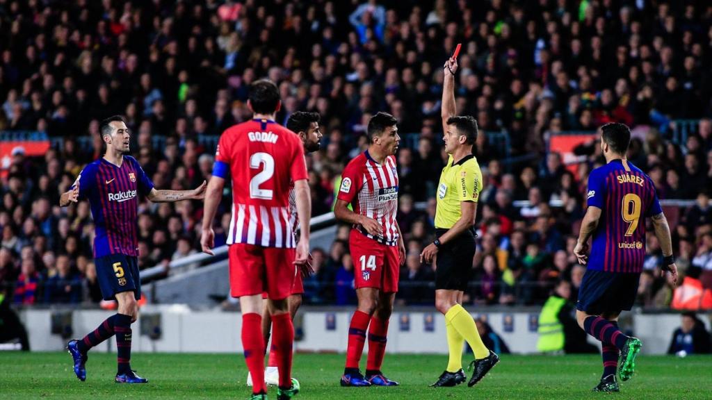 Gil Manzano muestra la roja a Diego Costa durante el partido contra el FC Barcelona