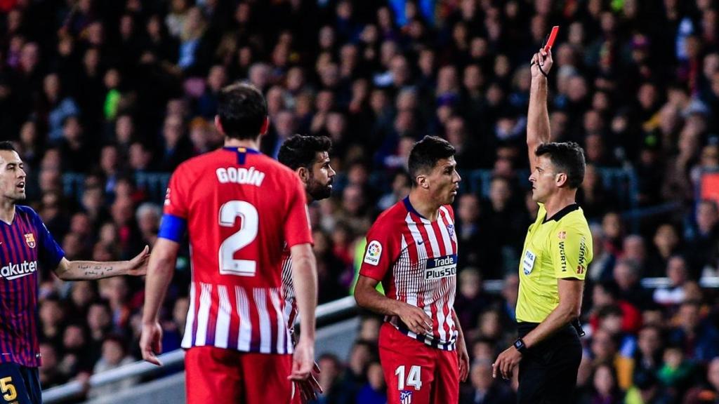 Gil Manzano enseñando la roja a Diego Costa en el Partido contra el FC Barcelona