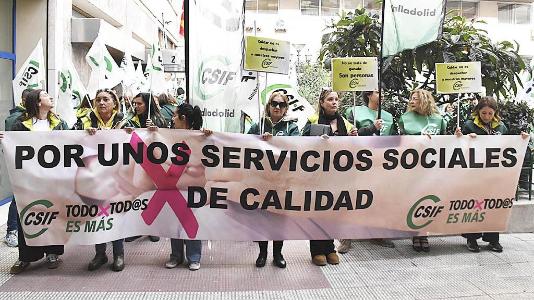 Concentración de los trabajadores de servicios sociales ante la Gerencia de la Junta.
