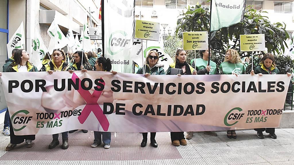 Concentración de los trabajadores de servicios sociales ante la Gerencia de la Junta.