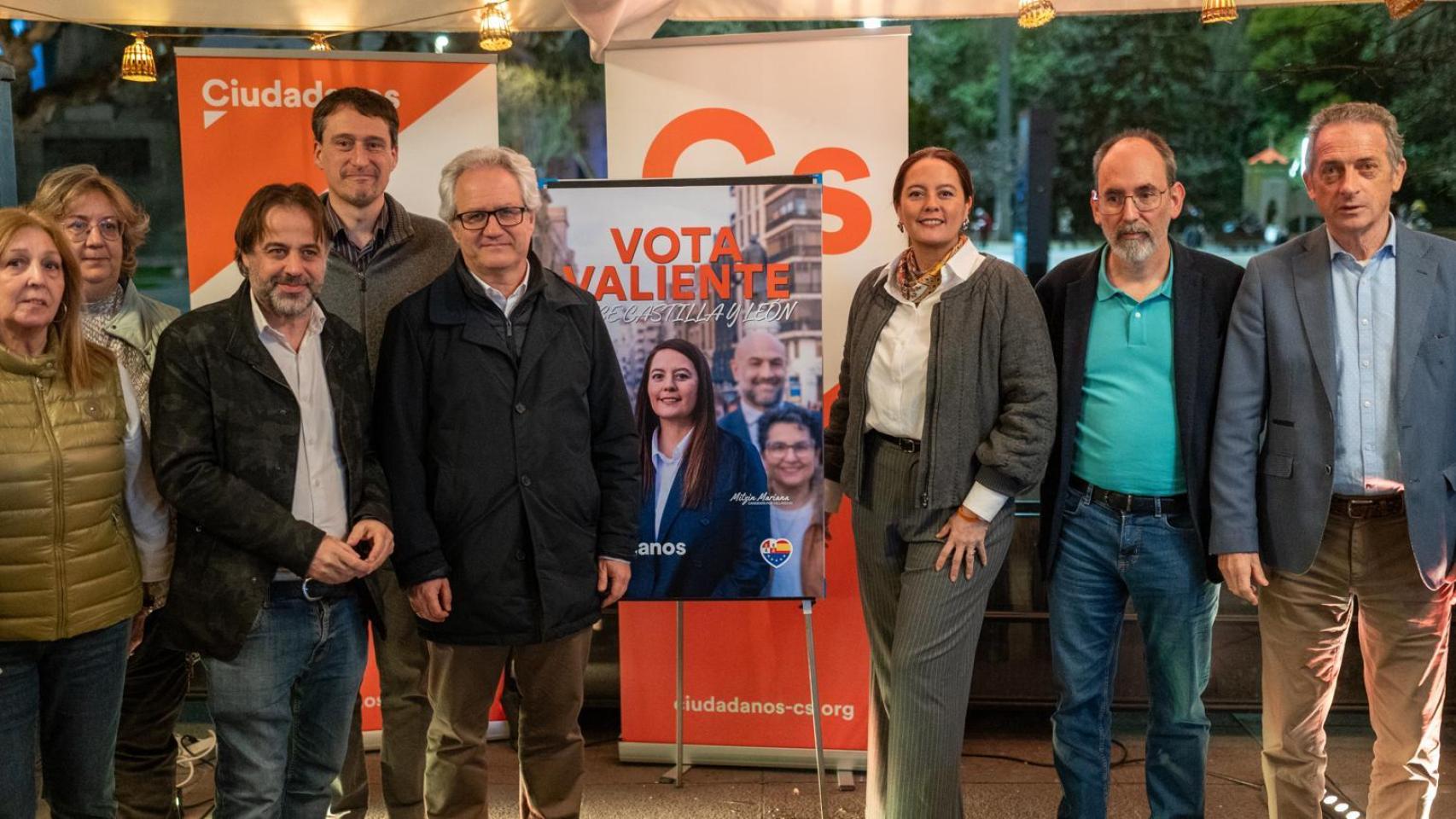 El secretario general de Ciudadanos, Carlos Pérez-Nievas, junto a la candidata del partido a las elecciones autonómicas de Castilla y León, Mitzin Mariana Trápaga, durante el acto de inicio de campaña en Valladolid, este jueves