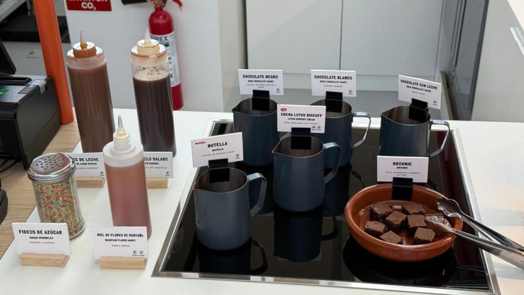 Opciones de chocolate y sirope.