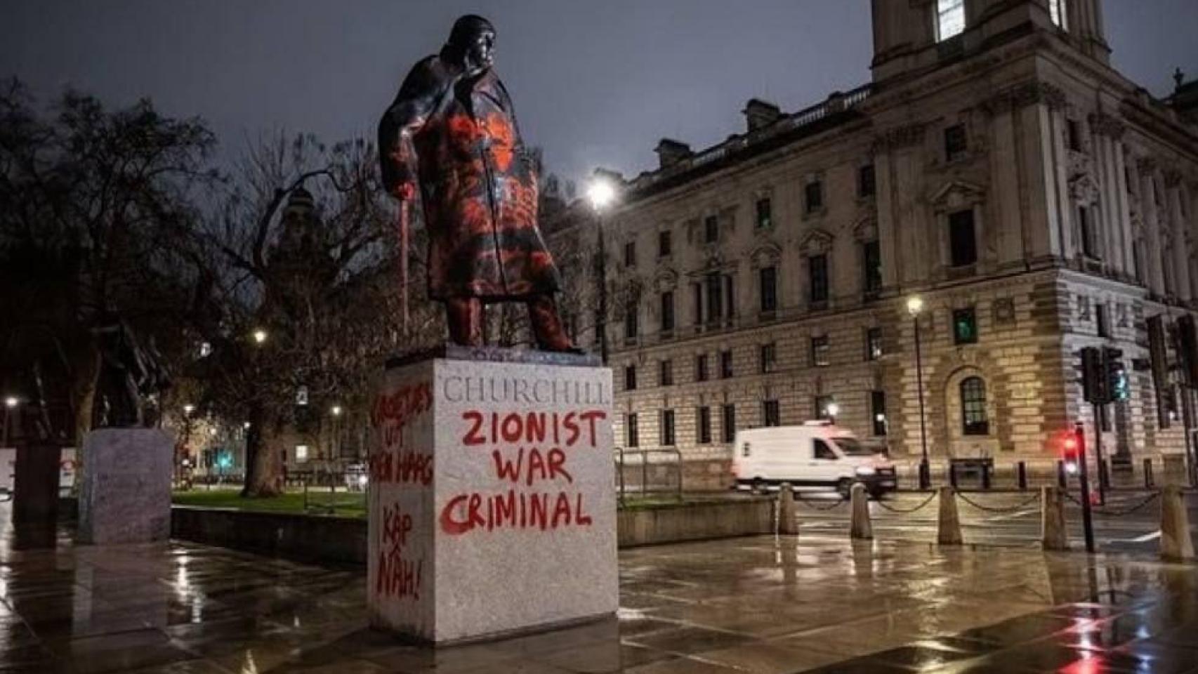 Así ha amanecido este viernes la estatua de Churchill junto al Parlamento británico.