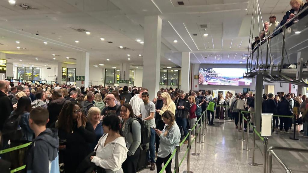 Imagen de las colas interminables en el aeropuerto de Málaga.