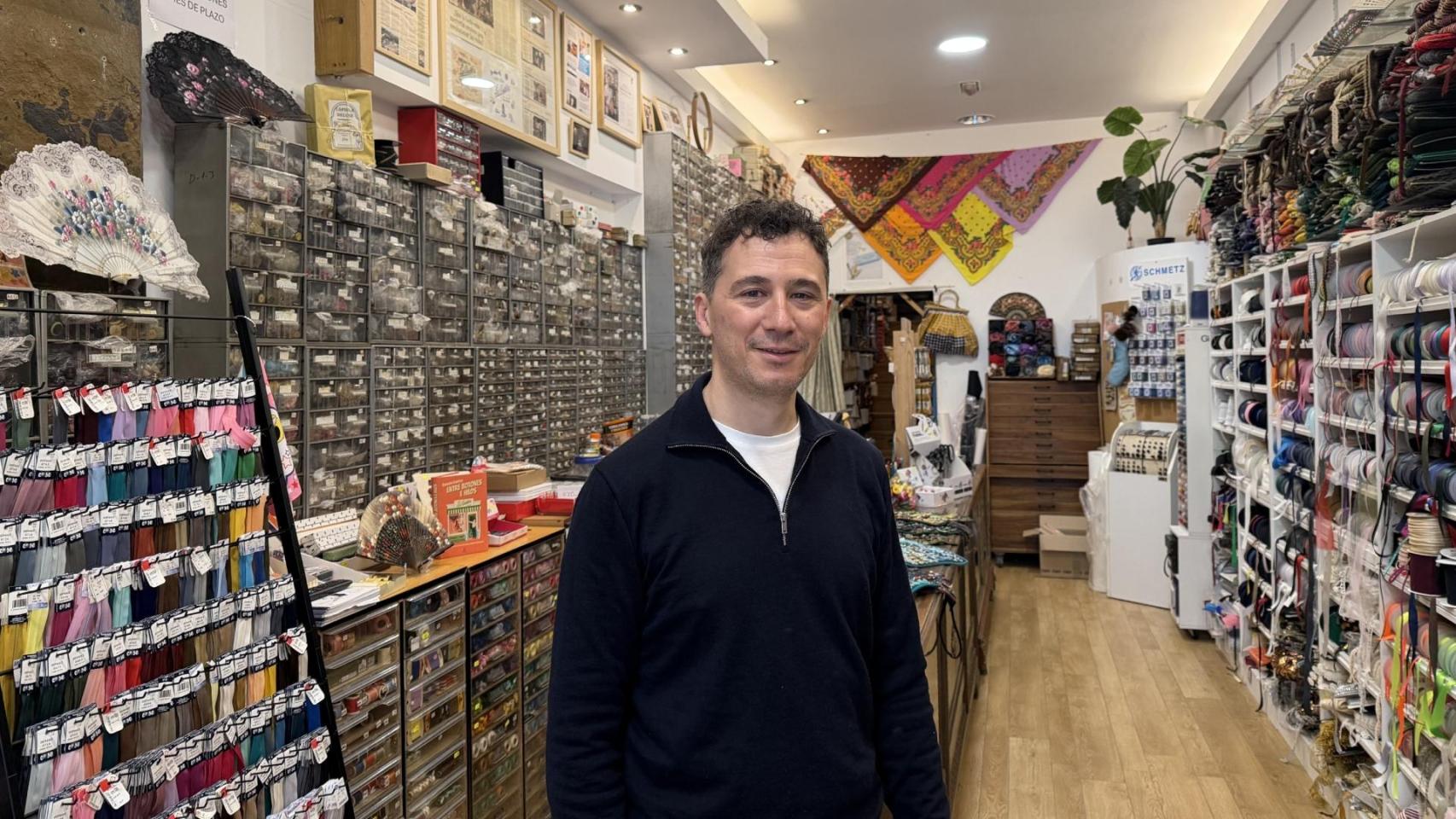 Ramón, actual propietario de la Mercería La Crisálida, en la calle San Andrés de A Coruña