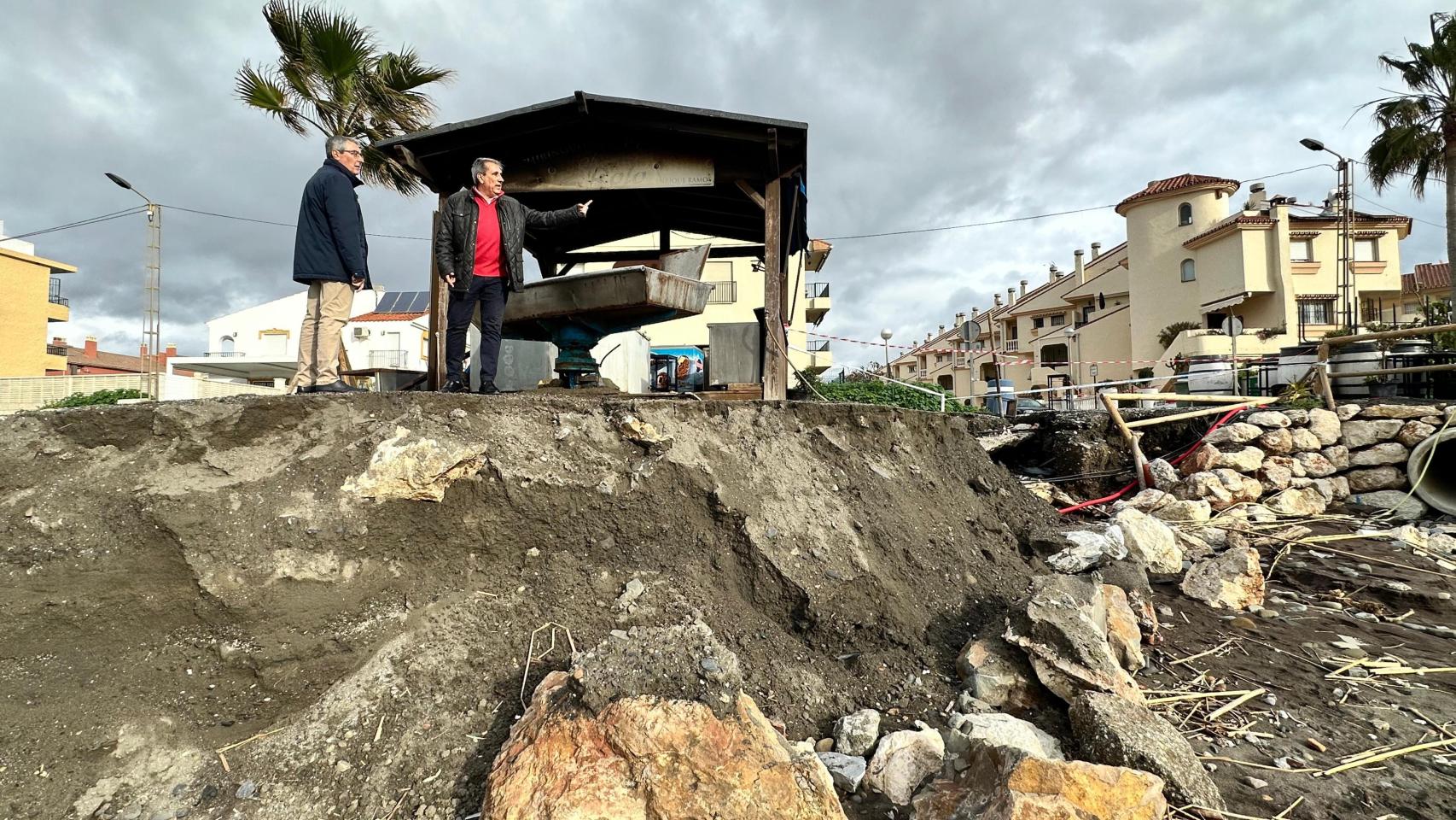 Francisco Salado, alcalde de Rincón de la Victoria, observa los daños causados por los temporales en el litoral.