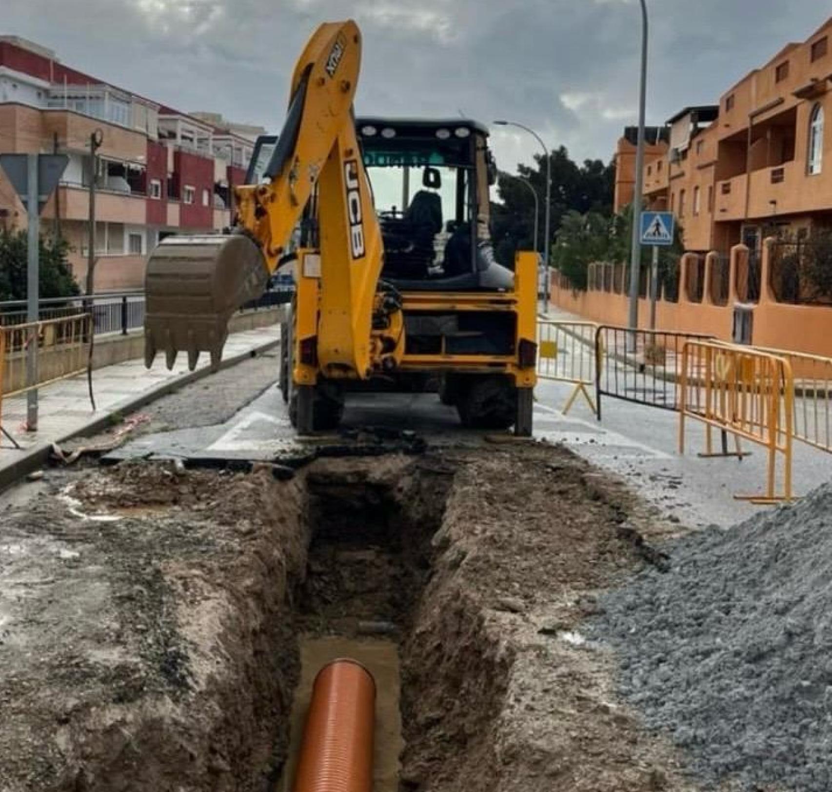Trabajos de arreglo en una calle de Rincón de la Victoria.