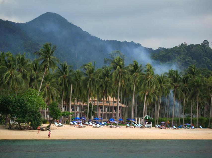 La montaña y la selva al fondo de la playa Kaibe Beach.