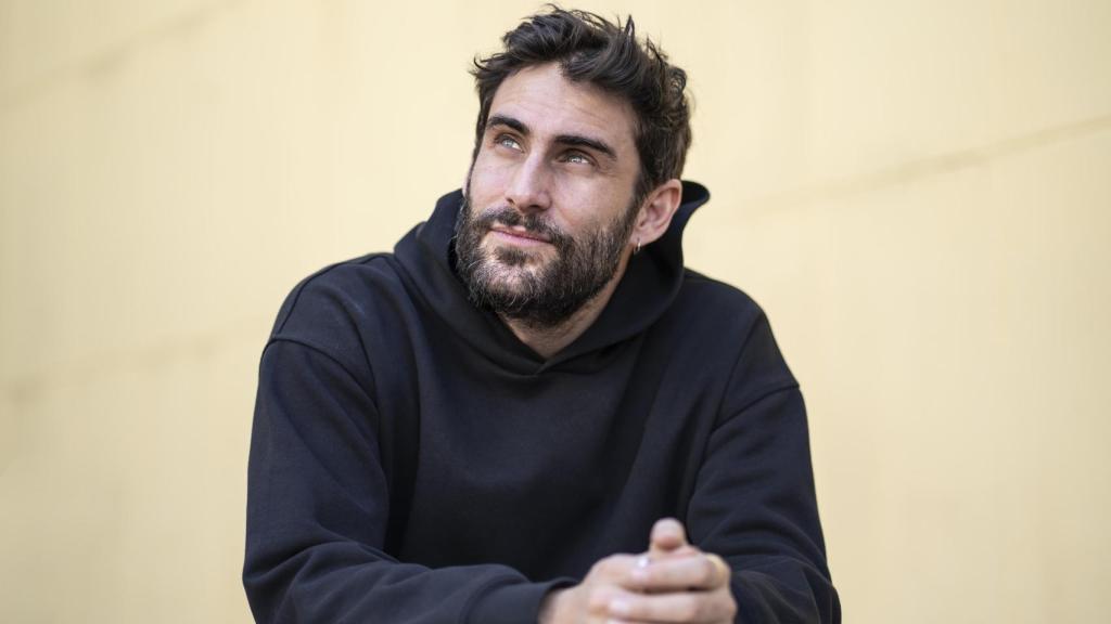 El actor habla del bullying que vivió en la infancia y de cómo ha aprendido a mirarlo con distancia y sin venganzas.