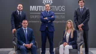 Equipo de Asset Allocation de Mutuactivos. De pie y de izqda. a dcha.: Javier Toral, Pedro Pablo García (director del equipo) y Pelayo Narváez. Sentados: Jonás González y Cristina Álvarez.