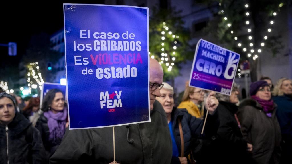 Manifestantes durante una concentración por el día de la Eliminación de la violencia contra las Mujeres, a 25 de noviembre de 2025, en Madrid (España).