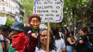 Una persona durante la manifestación por el Día Internacional de la Mujer, a 8 de marzo de 2025, en Buenos Aires (Argentina).