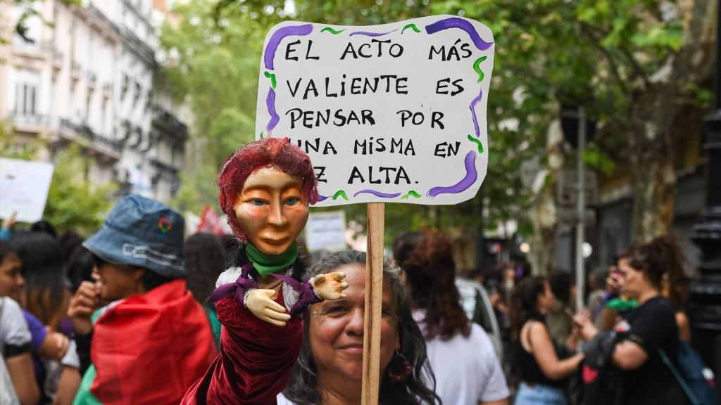 Una persona durante la manifestación por el Día Internacional de la Mujer, a 8 de marzo de 2025, en Buenos Aires (Argentina).