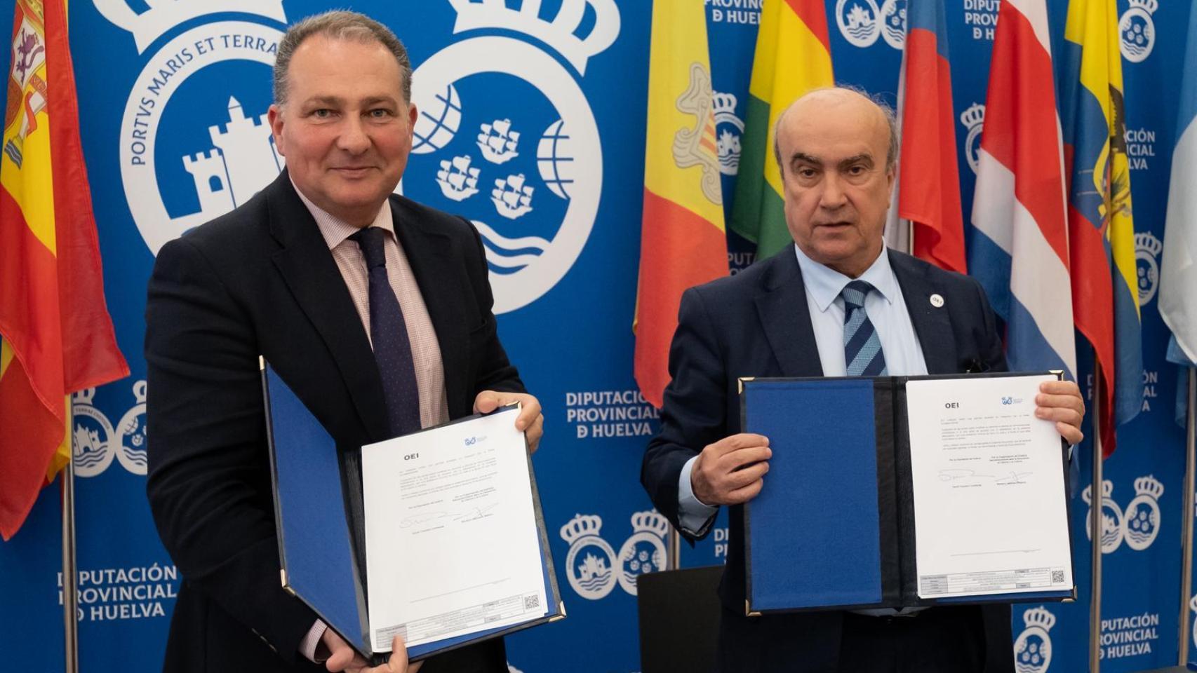 Foto firma convenio de la OEI y la Diputación de Huelva.