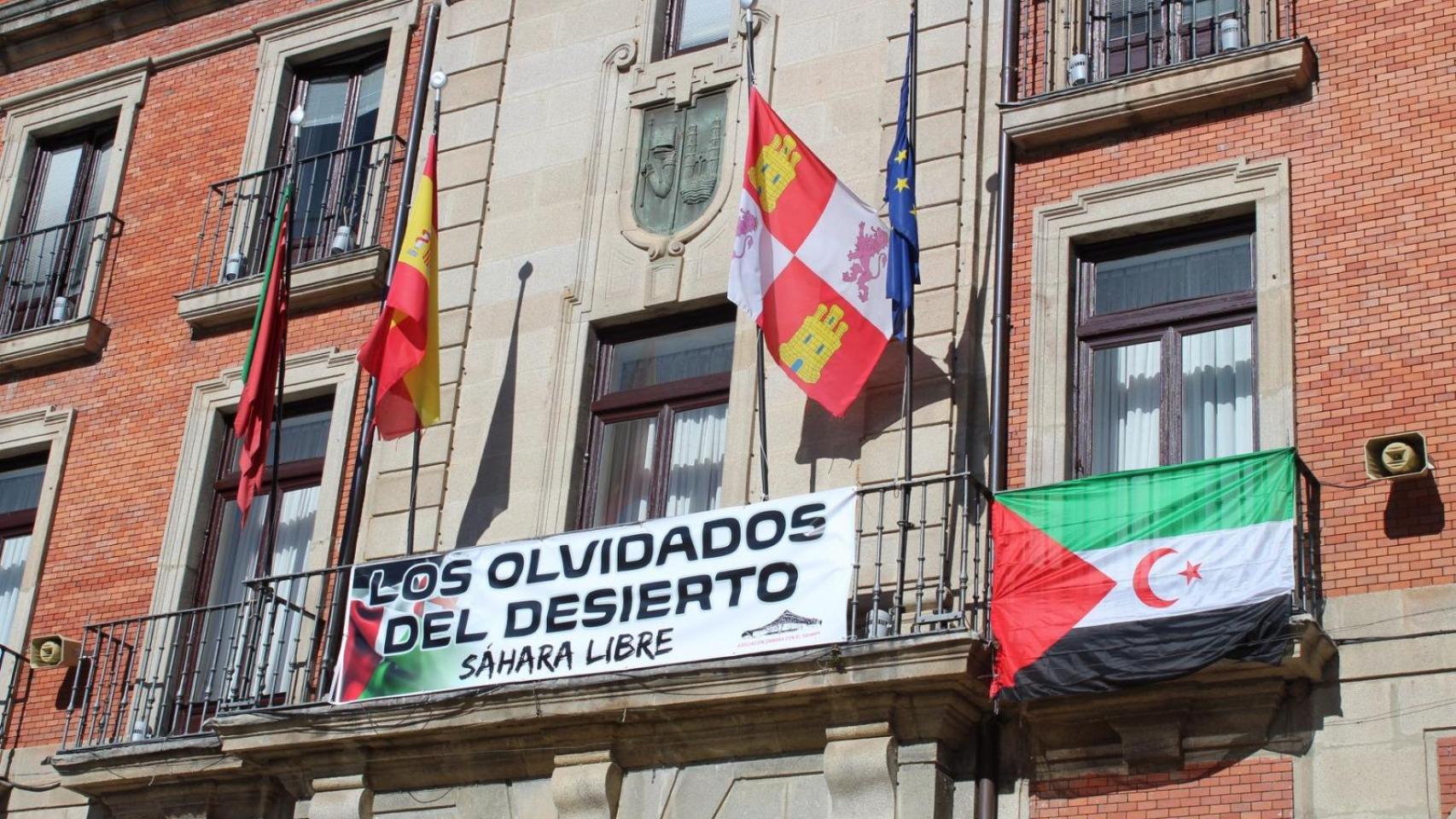 Bandera saharaui en el balcón del Ayuntamiento de Zamora.
