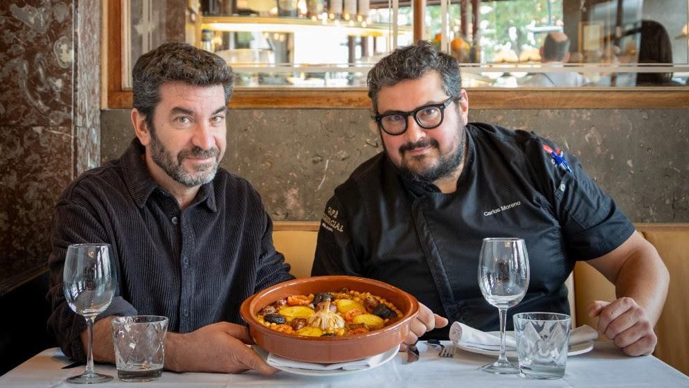 Arturo Valls y Carlos Moreno, el chef de Café Comercial. EE