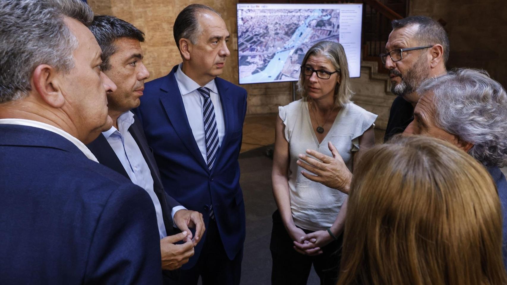 El conseller de Emergencias junto a Irene Rodríguez y Raúl Quílez. Rober Solsona / EP