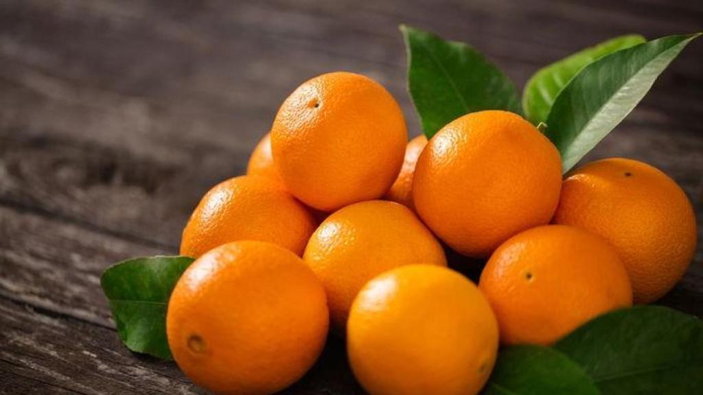 La vitamina C no ayuda a combatir los resfriados: es un mito.