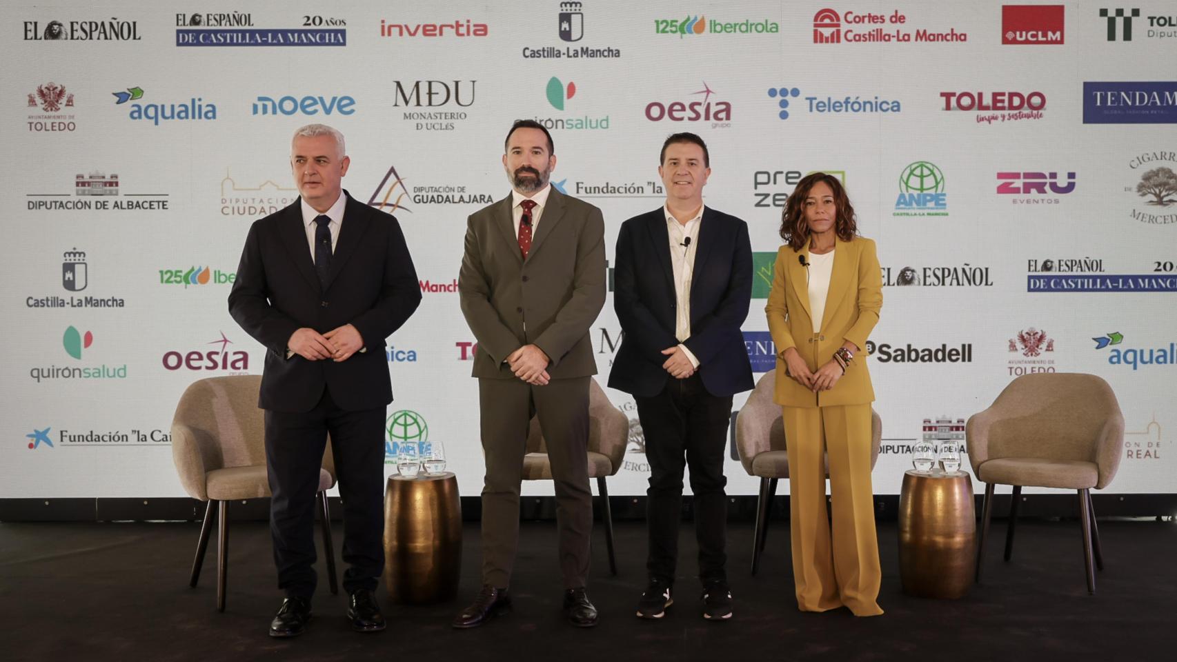 De izquierda a derecha; José Luis Vega Pérez, presidente de la Diputación de Guadalajara; Alberto Molero, redactor jefe de EL ESPAÑOL de Castilla-La Mancha; Santiago Cabañero Masip, presidente de la Diputación de Albacete; y Charo Navas, alcaldesa de Olías del Rey; en la segunda jornada del V Foro Económico Español de Castilla-La Mancha 'Los desafíos de Castilla-La Mancha ante un nuevo escenario nacional e internacional'.