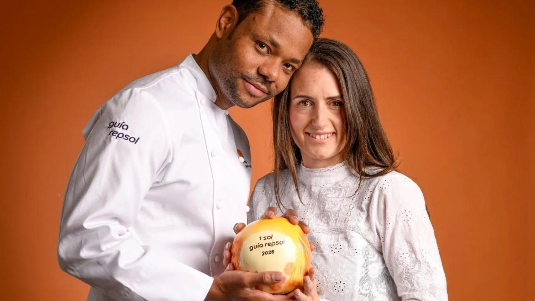 Reynol Osorio y Sonia Prieto con su primer Sol Repsol.