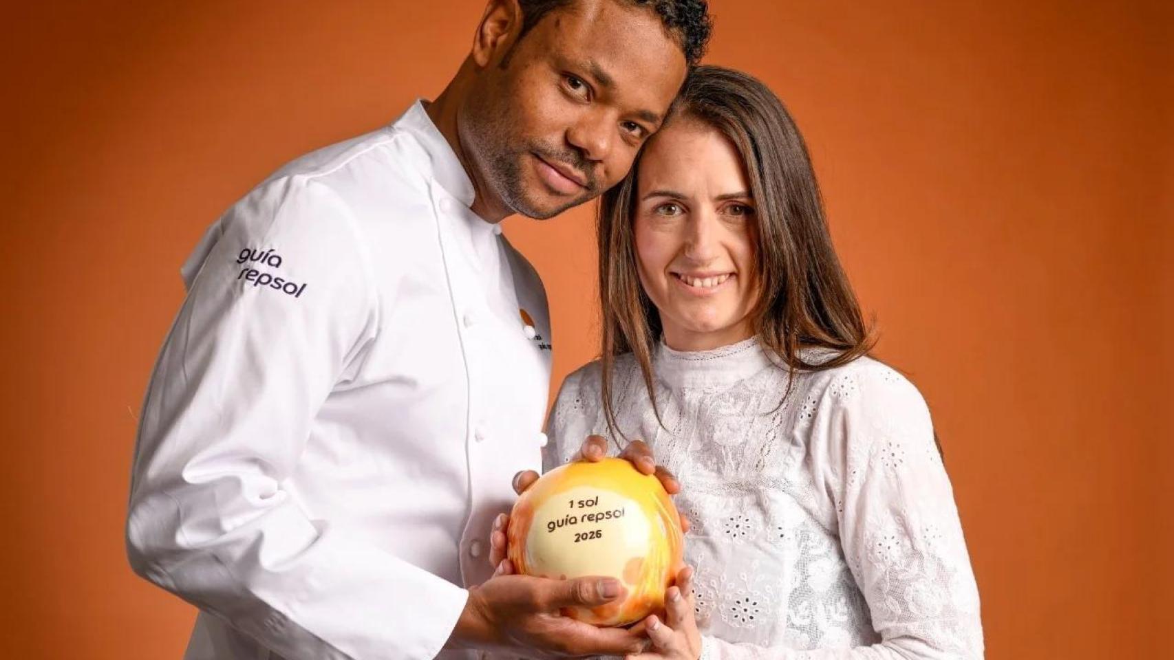 Reynol Osorio y Sonia Prieto con su primer Sol Repsol.