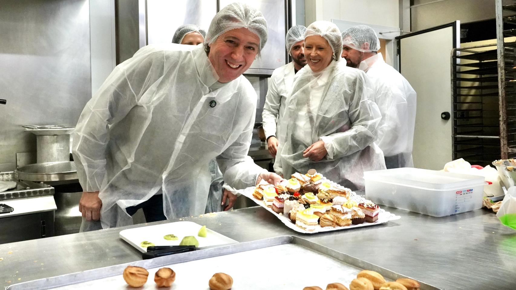 El secretario general del PSOECyL y candidato a la Presidencia de la Junta, Carlos Martínez, visita el obrador de la confitería Tudanca en Aranda de Duero (Burgos)
