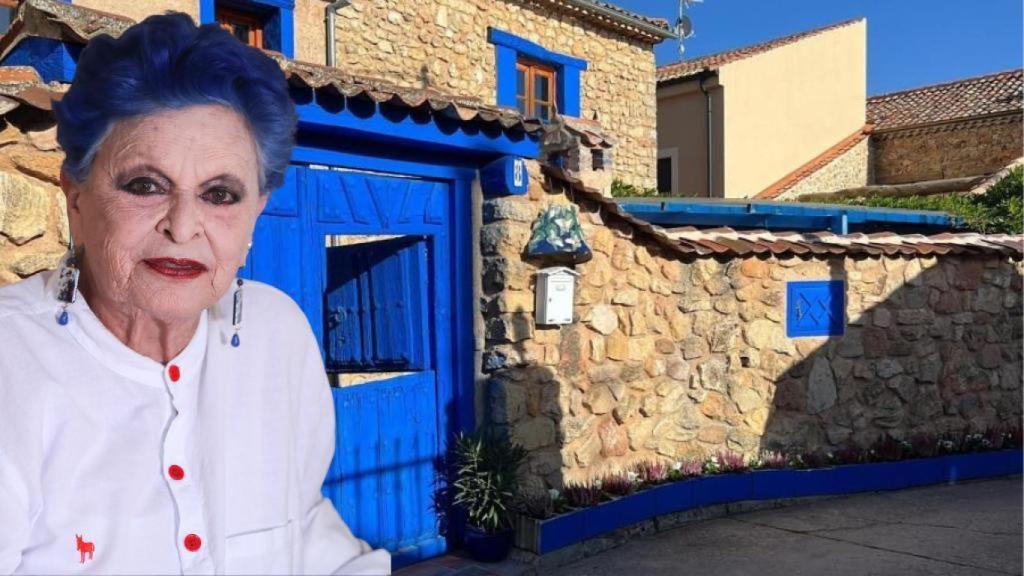 Lucía Bosé junto a su 'casa azul' en un montaje de EL ESPAÑOL.
