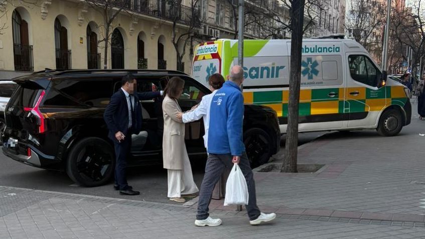 Isabel Preysler, llegando a Urgencias, guiada por un personal del centro.