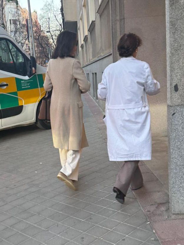 La socialité, entrando en el centro médico.