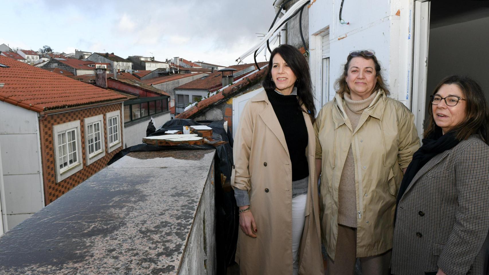 Martínez Allegue, a la izquierda, en la visita a una vivienda en Santiago que se reforma con ayudas del plan Fogar Vivo.